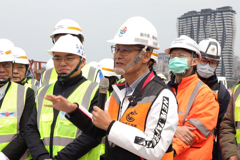 《圖說》陳純敬副市長今日會同立法院交通委員會視察淡江大橋淡水端橋面板閉合，展現市府對於市內重大建設的掌握與推動決心。〈工務局提供〉